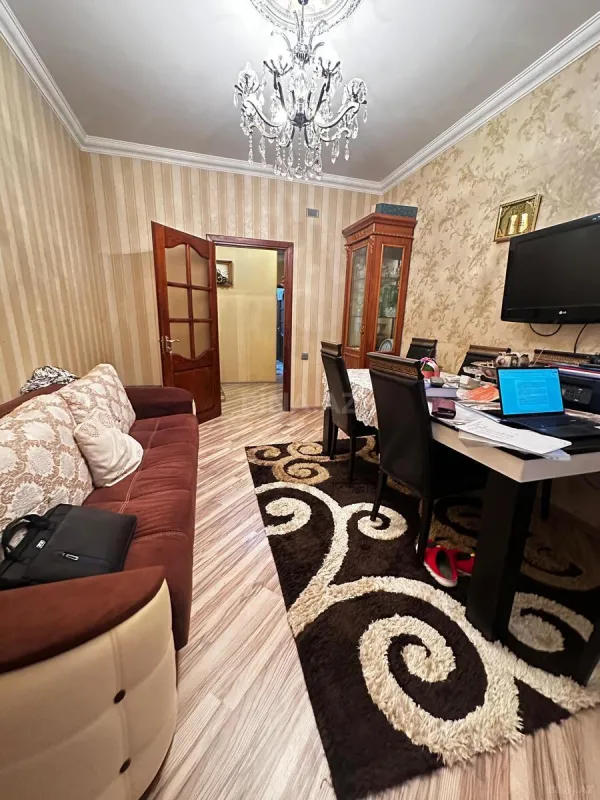 Satılır 5 otaqlı mənzil 120 m²