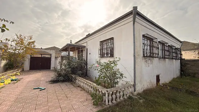 Satılır 3 otaqlı həyət evi 800 m²