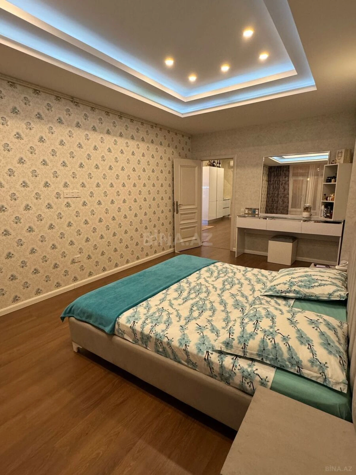 Satılır 4 otaqlı mənzil 168 m²