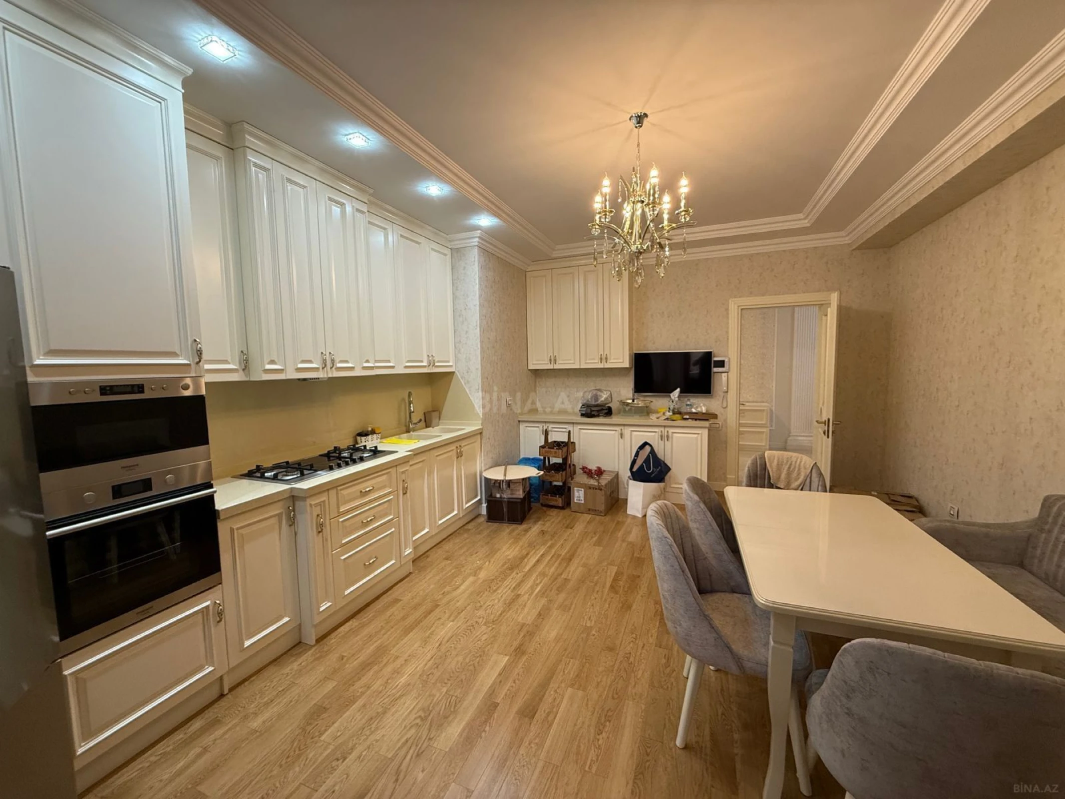 Satılır 4 otaqlı mənzil 188 m²