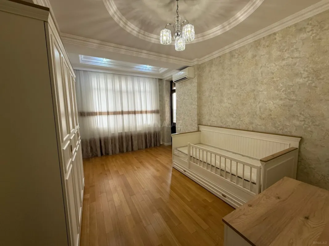Satılır 4 otaqlı mənzil 188 m²