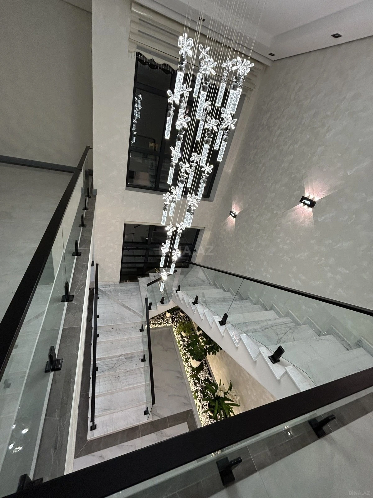 Satılır 5 otaqlı həyət evi 300 m²