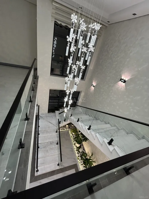 Satılır 5 otaqlı həyət evi 300 m²