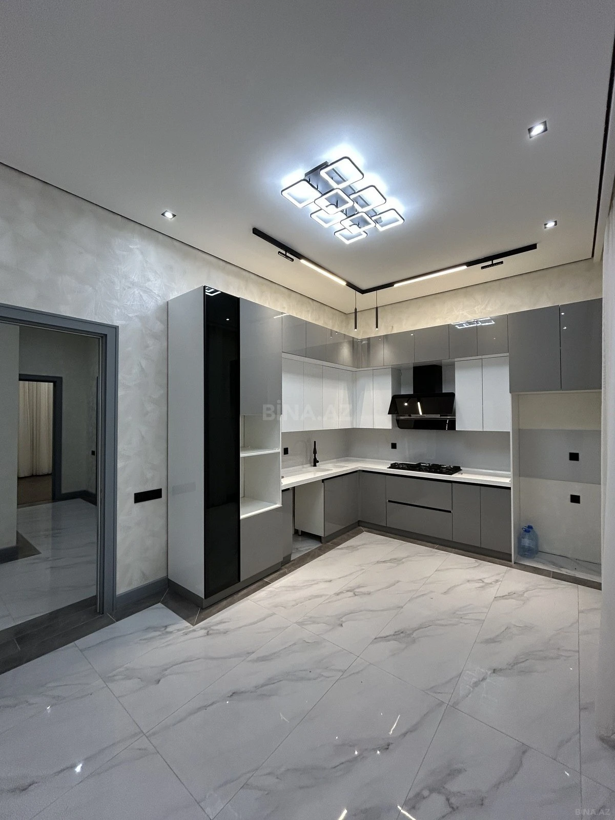 Satılır 5 otaqlı həyət evi 300 m²