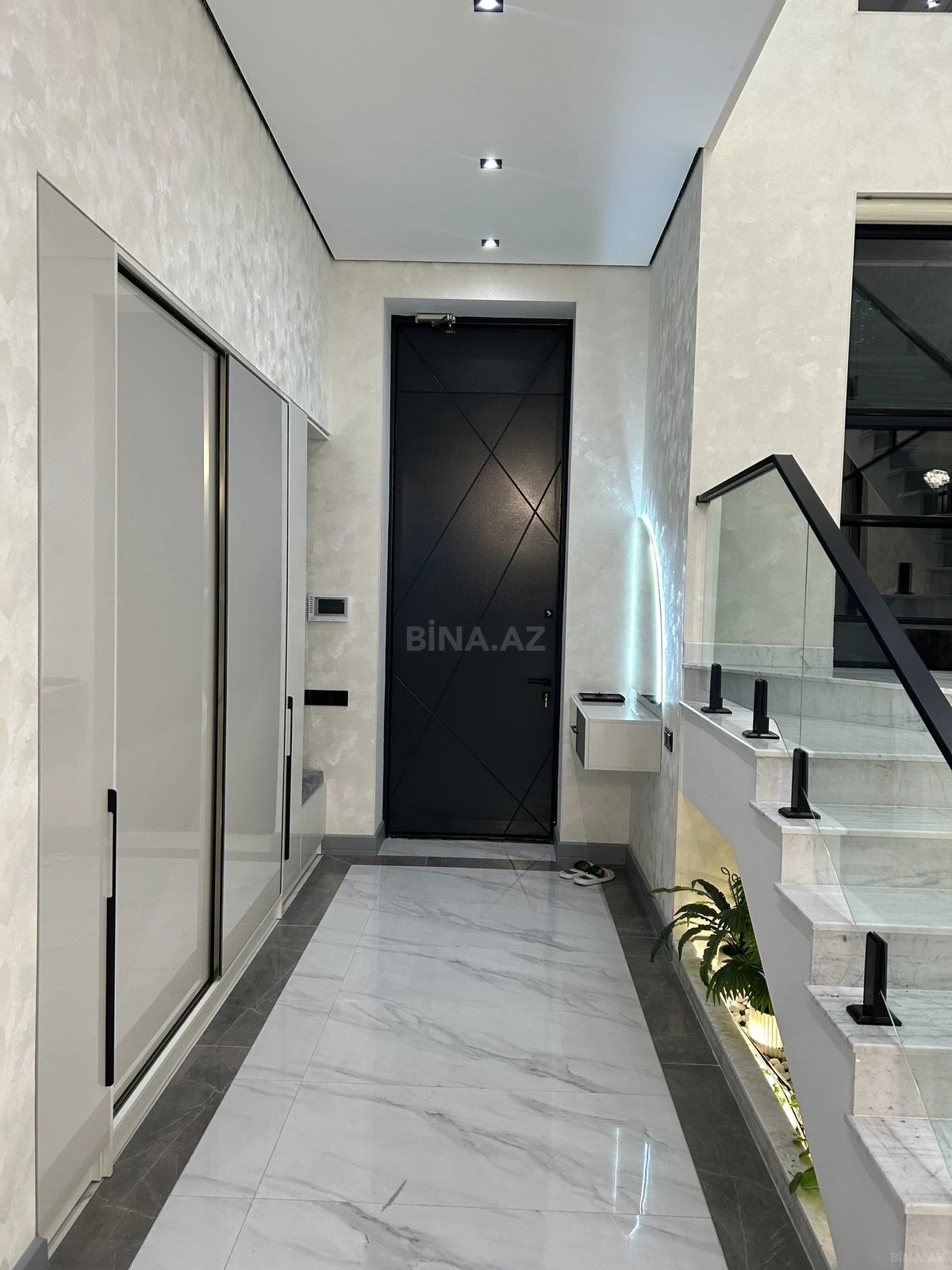 Satılır 5 otaqlı həyət evi 300 m²