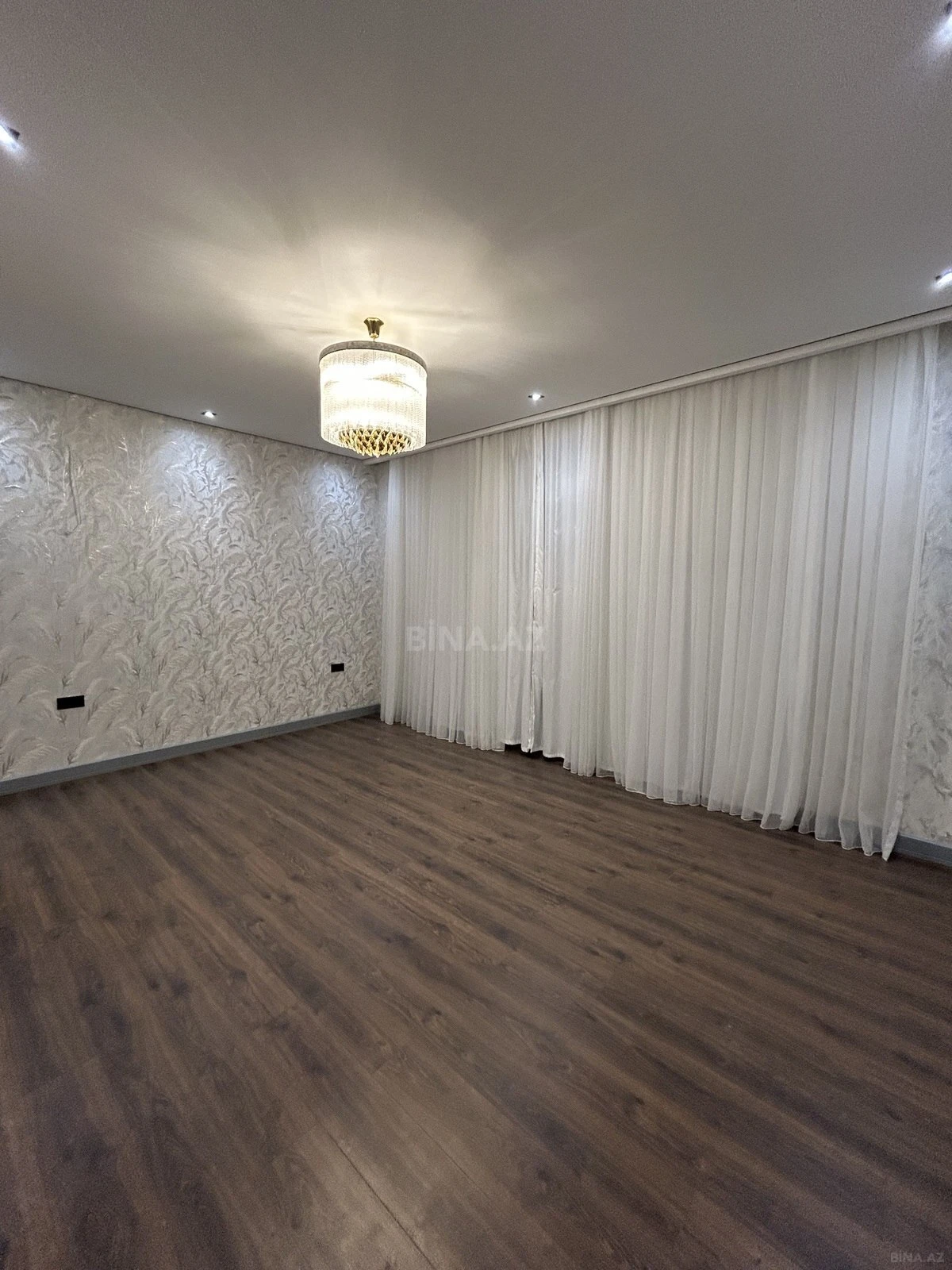 Satılır 5 otaqlı həyət evi 300 m²