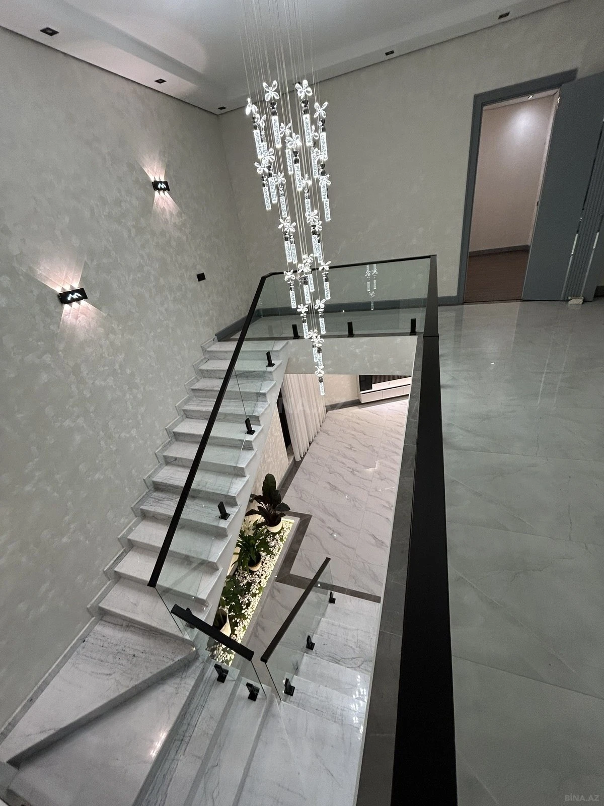 Satılır 5 otaqlı həyət evi 300 m²