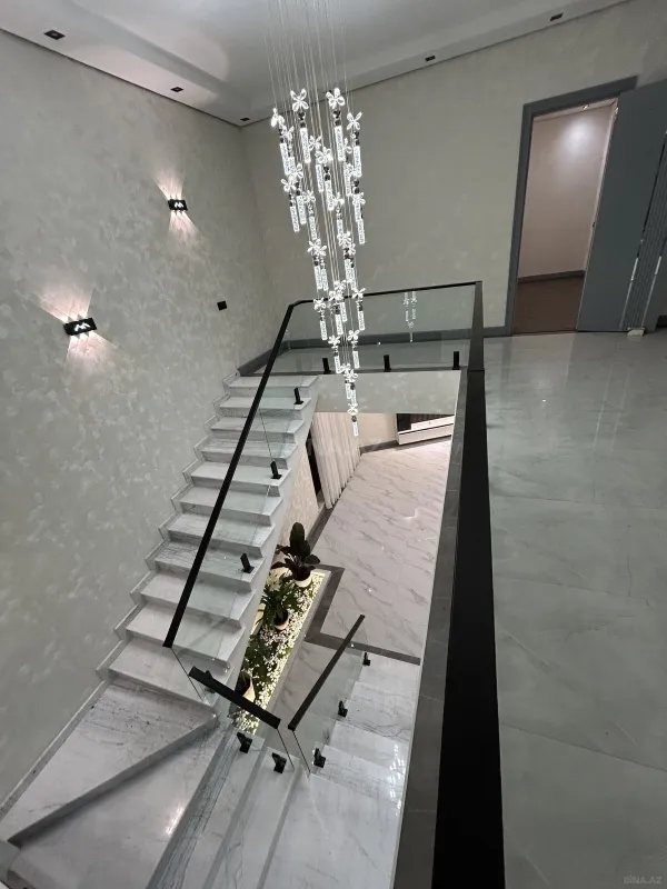 Satılır 5 otaqlı həyət evi 300 m²