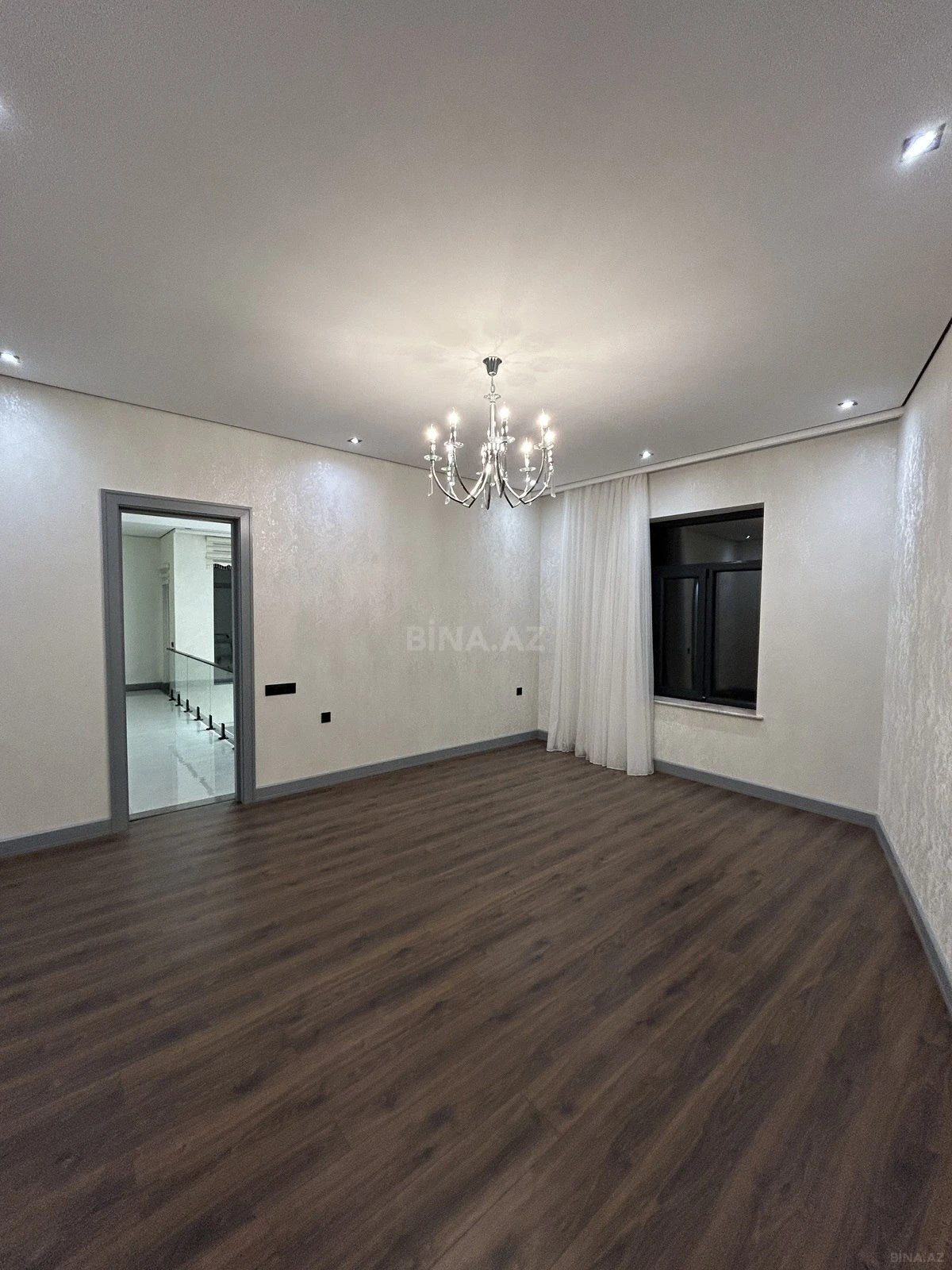 Satılır 5 otaqlı həyət evi 300 m²