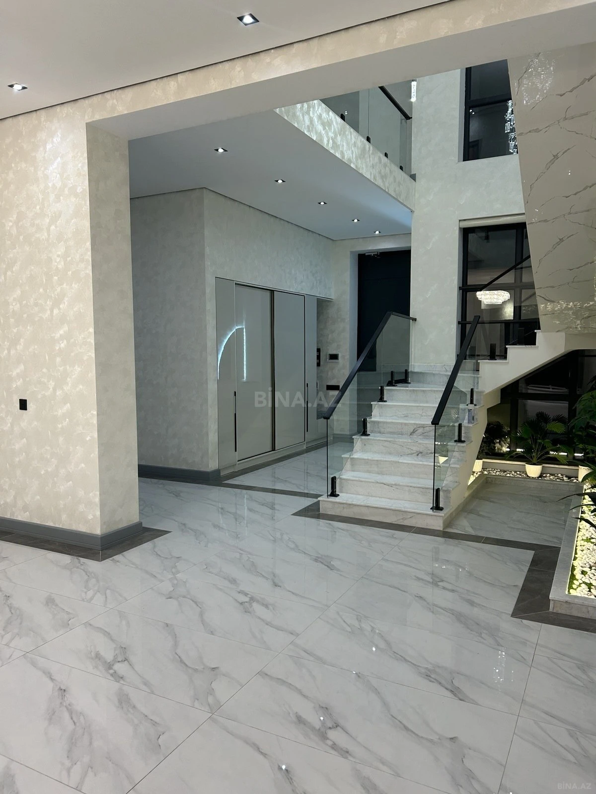 Satılır 5 otaqlı həyət evi 300 m²