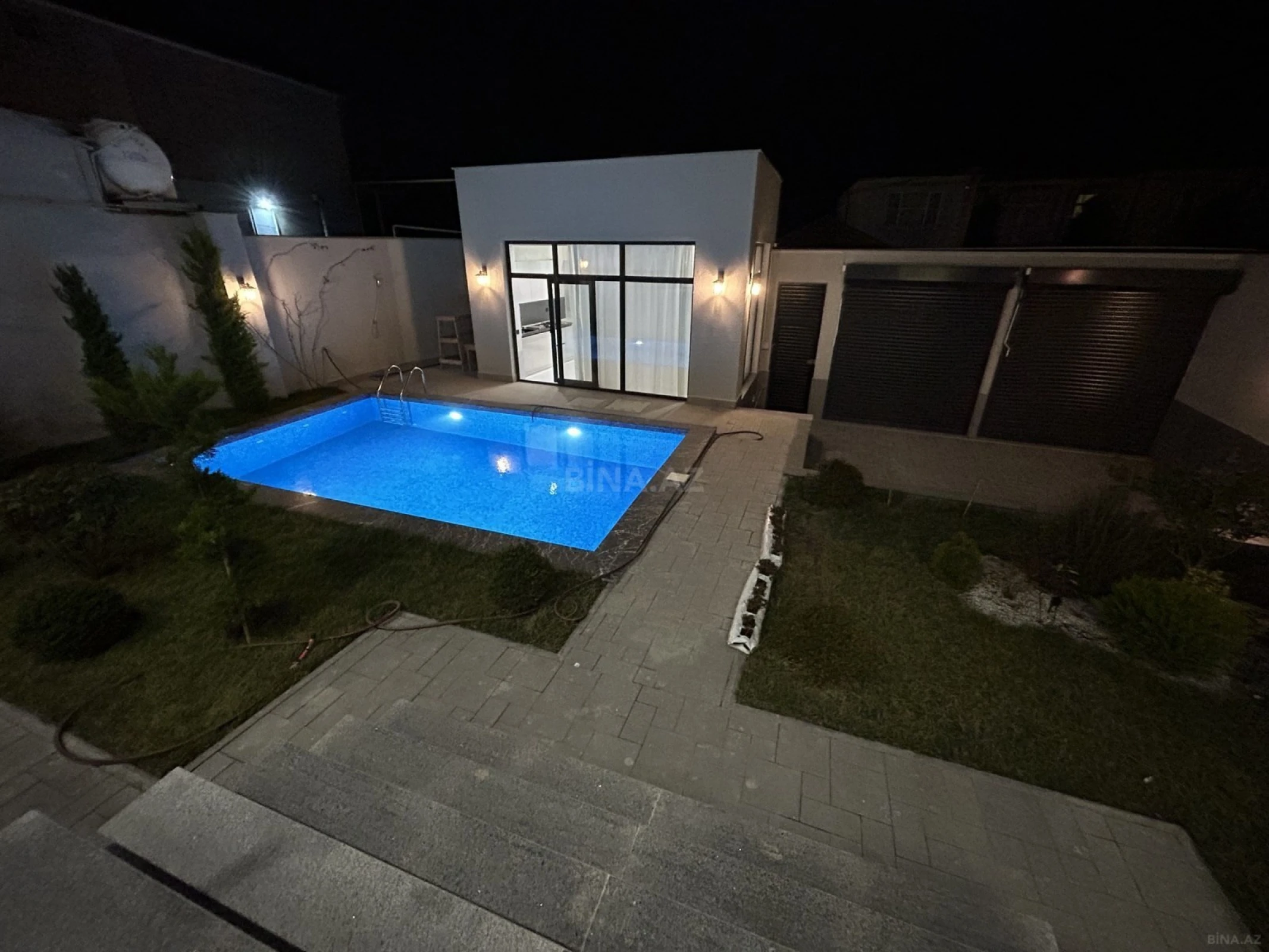 Satılır 5 otaqlı həyət evi 300 m²