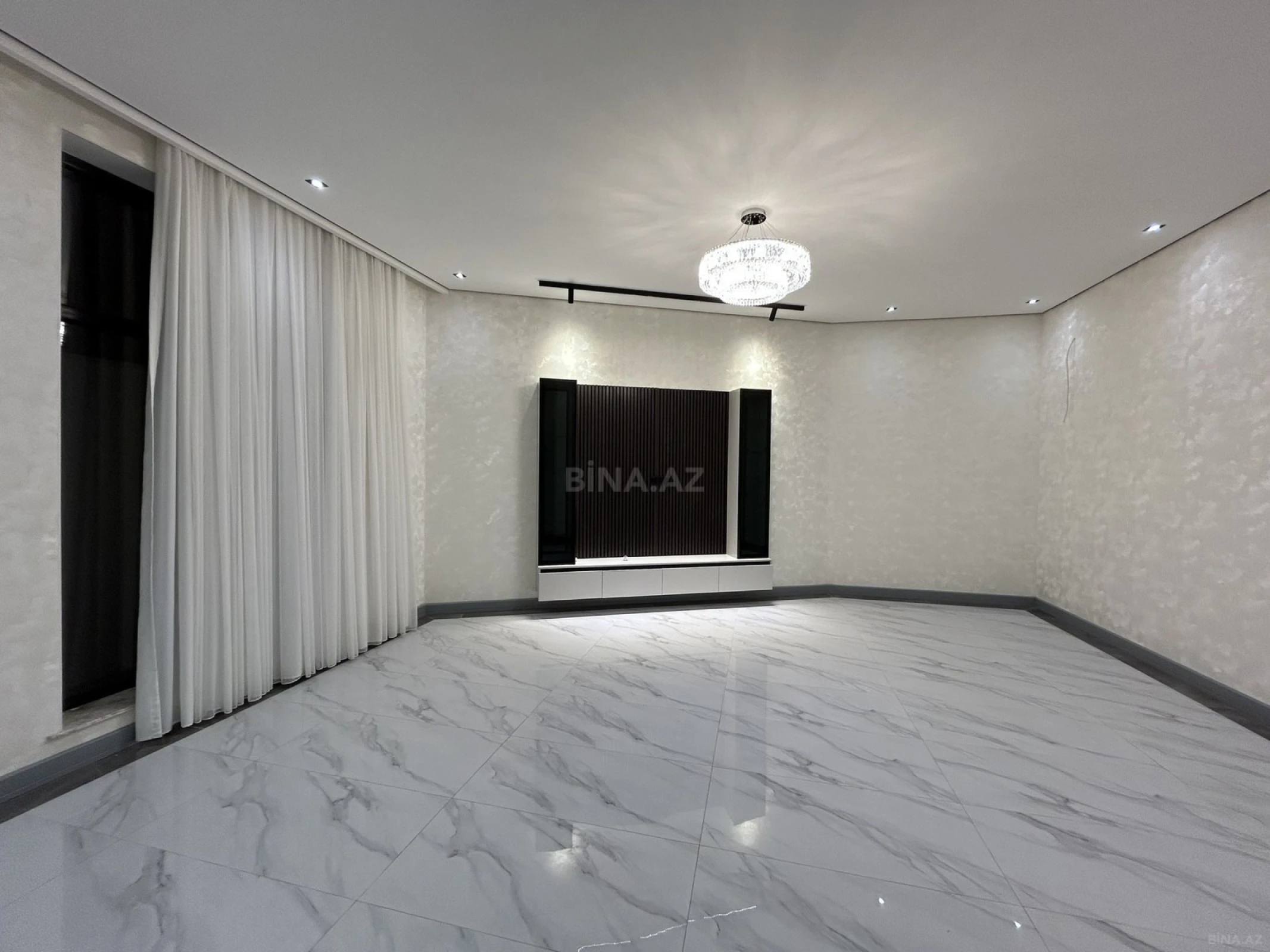 Satılır 5 otaqlı həyət evi 300 m²