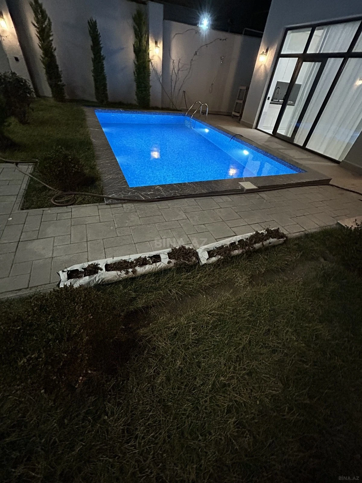 Satılır 5 otaqlı həyət evi 300 m²