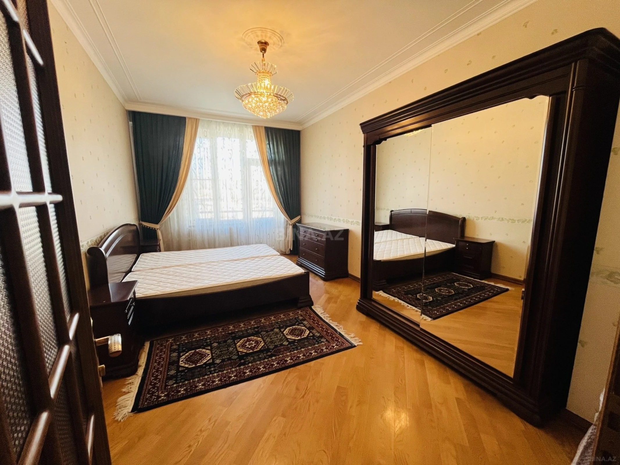 Satılır 5 otaqlı mənzil 190 m²