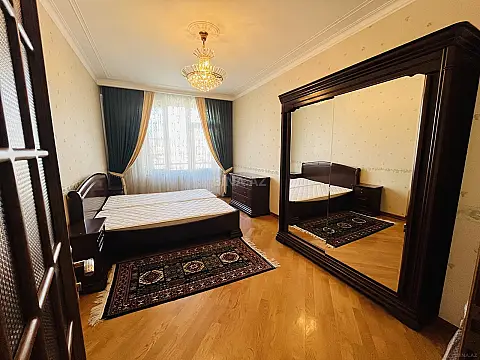 Satılır 5 otaqlı mənzil 190 m²