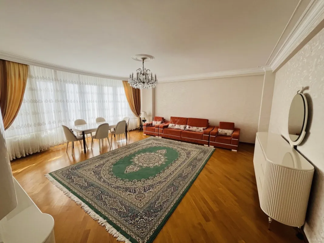 Satılır 5 otaqlı mənzil 190 m²