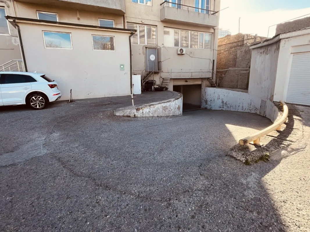 Satılır 5 otaqlı mənzil 190 m²