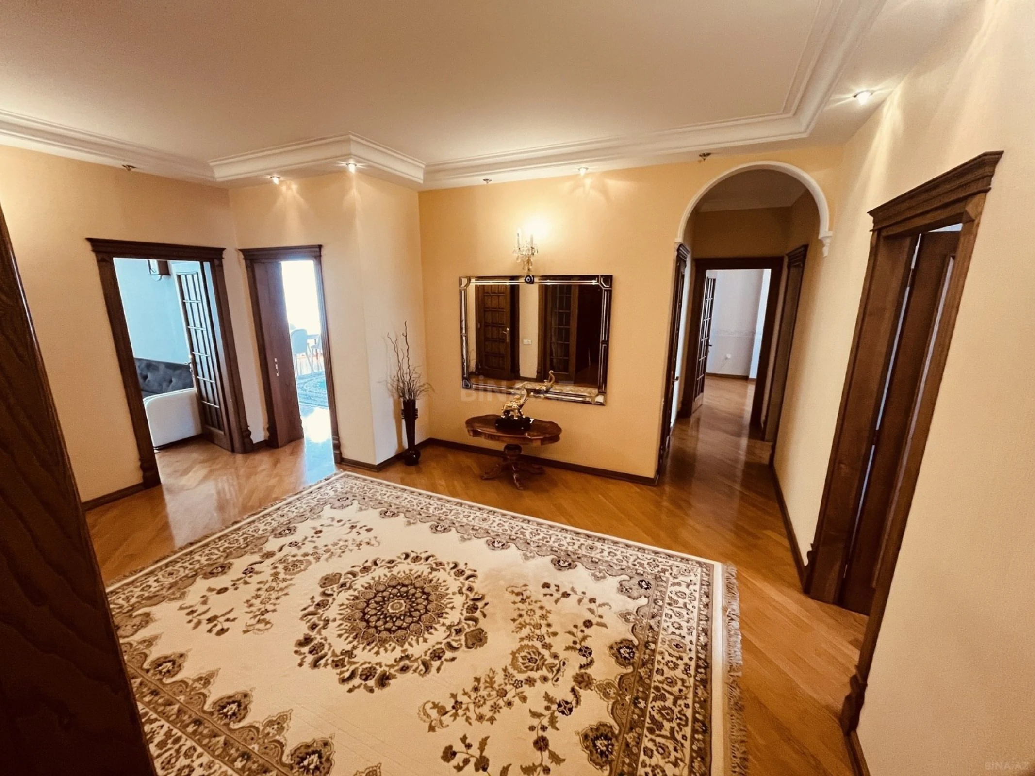 Satılır 5 otaqlı mənzil 190 m²