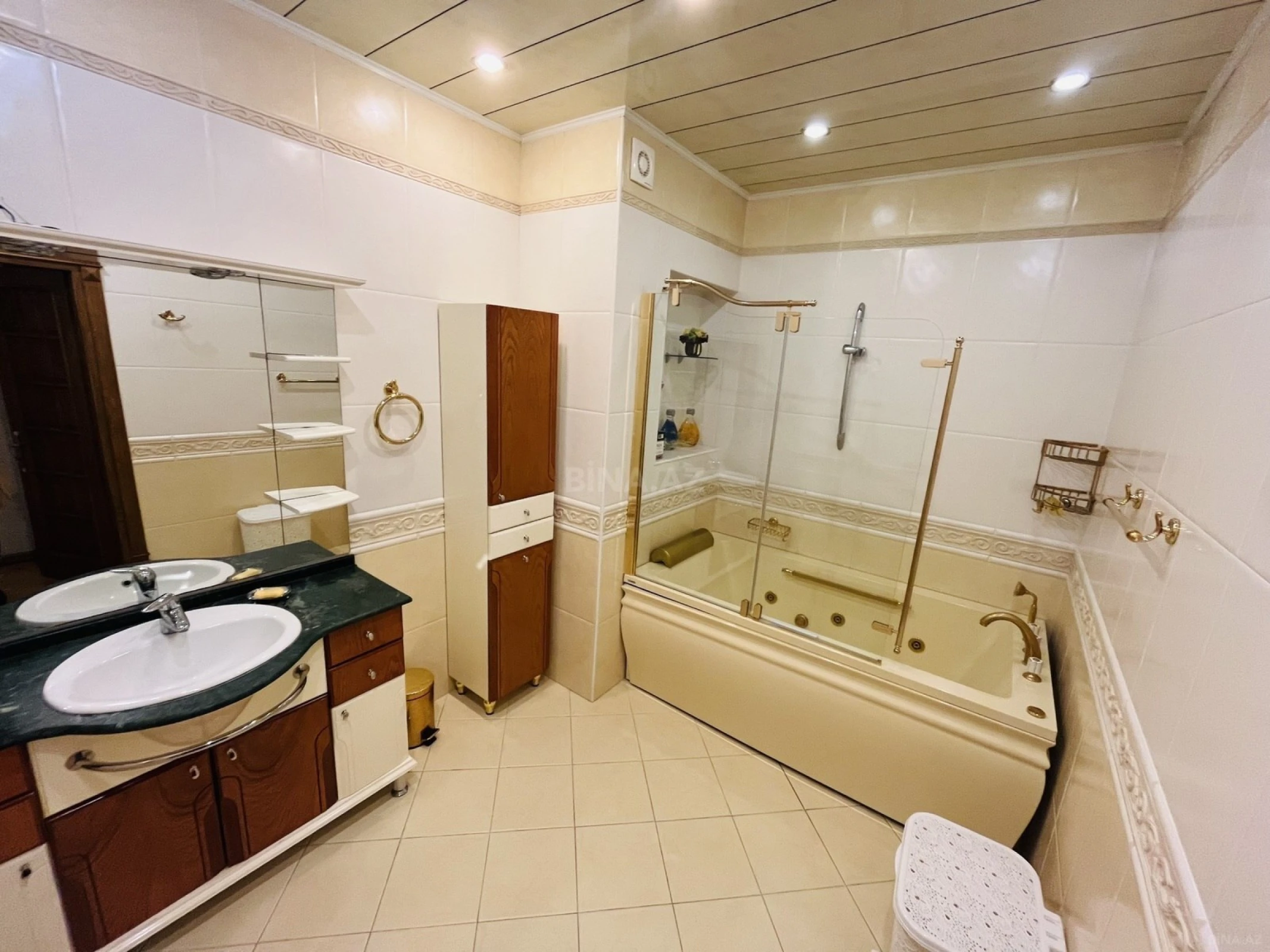 Satılır 5 otaqlı mənzil 190 m²