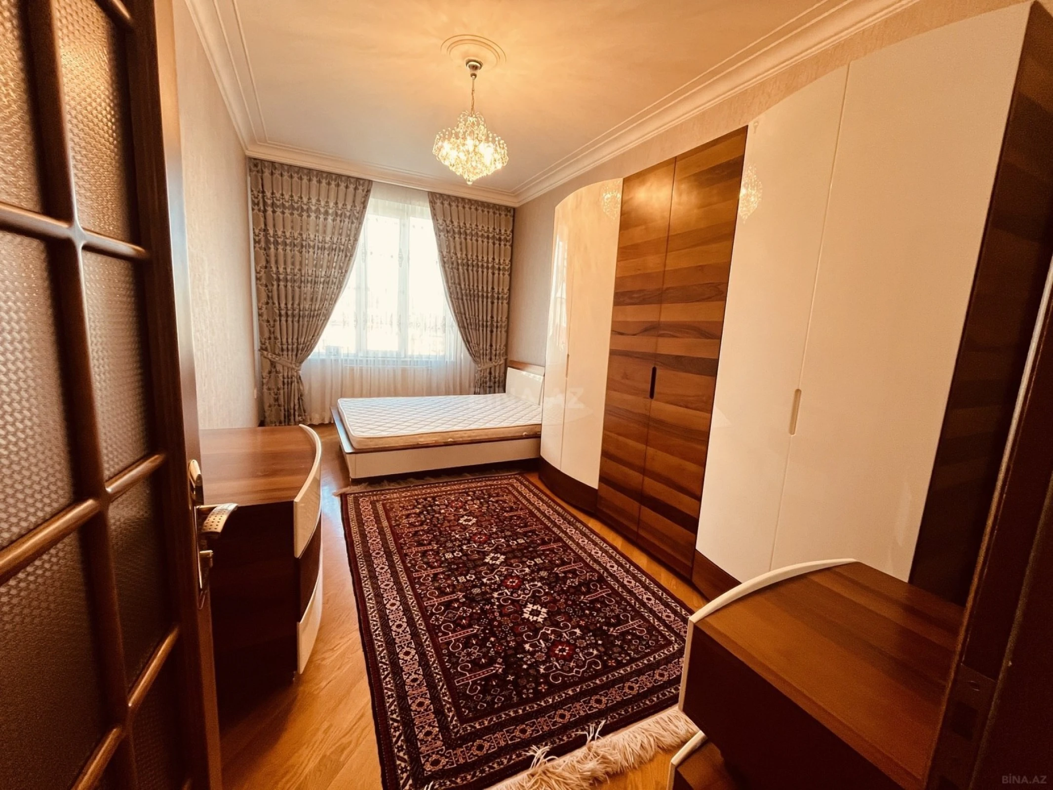 Satılır 5 otaqlı mənzil 190 m²