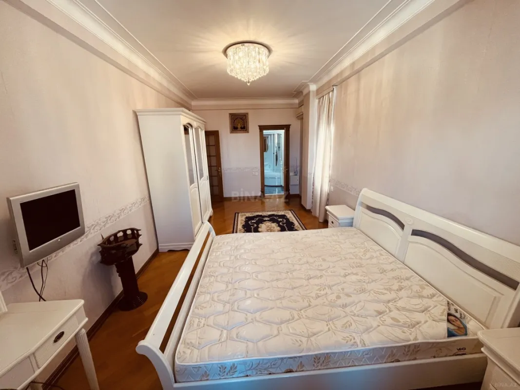 Satılır 5 otaqlı mənzil 190 m²