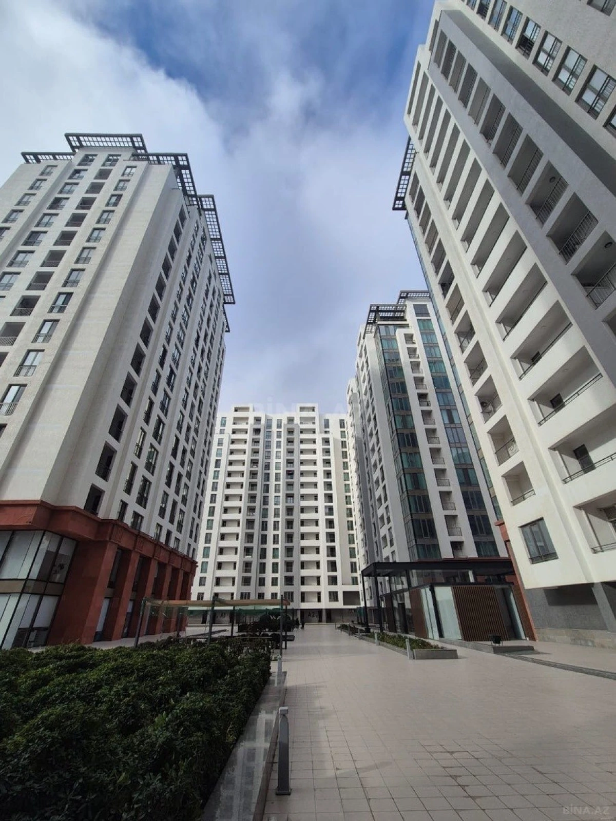 Satılır 3 otaqlı mənzil 130 m²