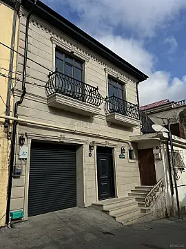 Satılır 5 otaqlı həyət evi 270 m²