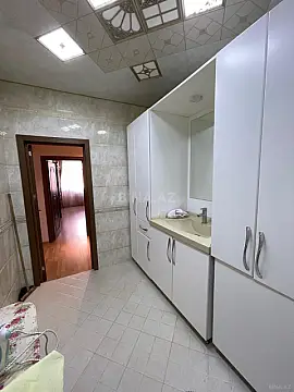 Satılır 4 otaqlı mənzil 184 m²