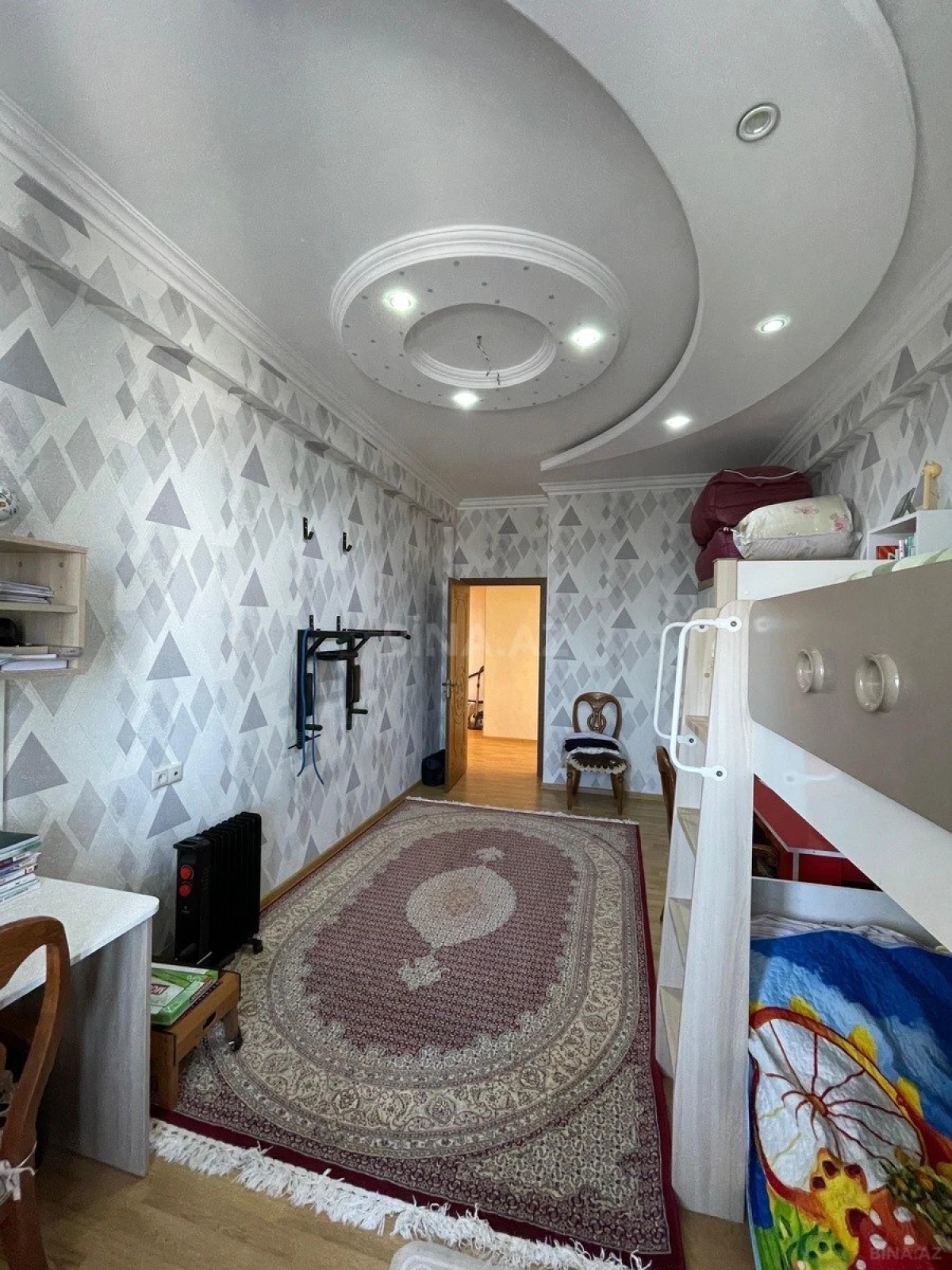 Satılır 4 otaqlı mənzil 184 m²