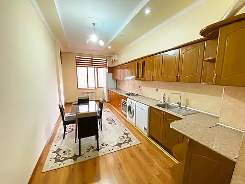 Kirayə verilir 4 otaqlı mənzil 210 m²