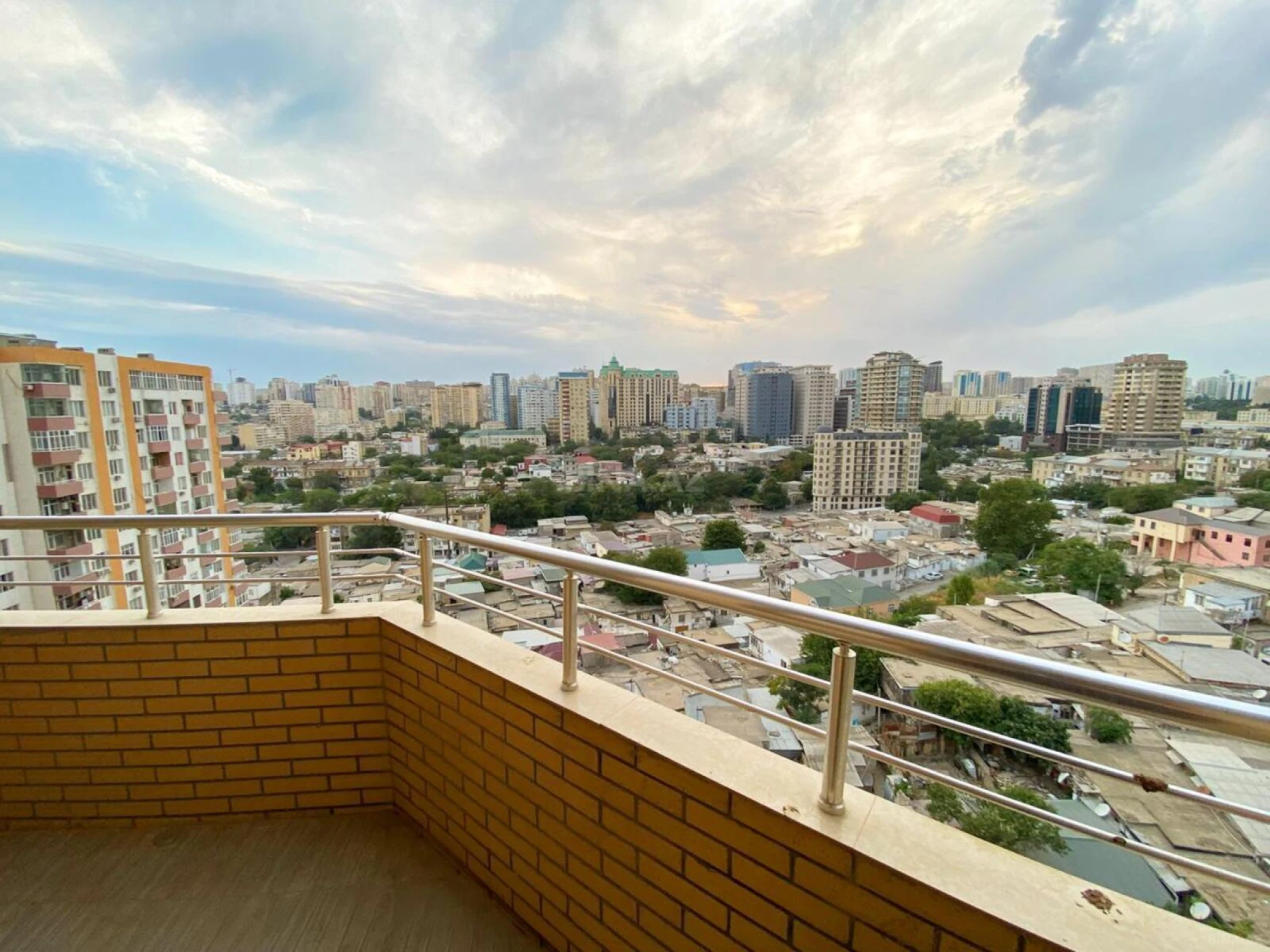 Kirayə verilir 4 otaqlı mənzil 210 m²