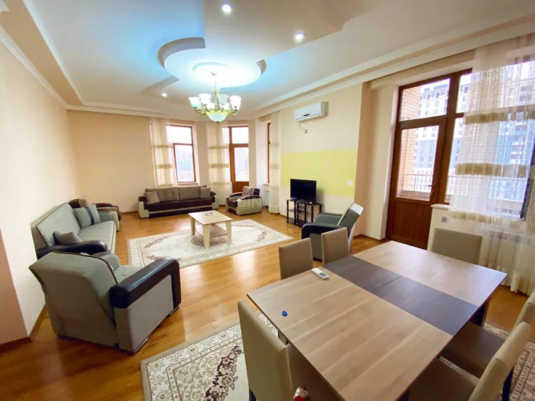 Kirayə verilir 4 otaqlı mənzil 210 m²