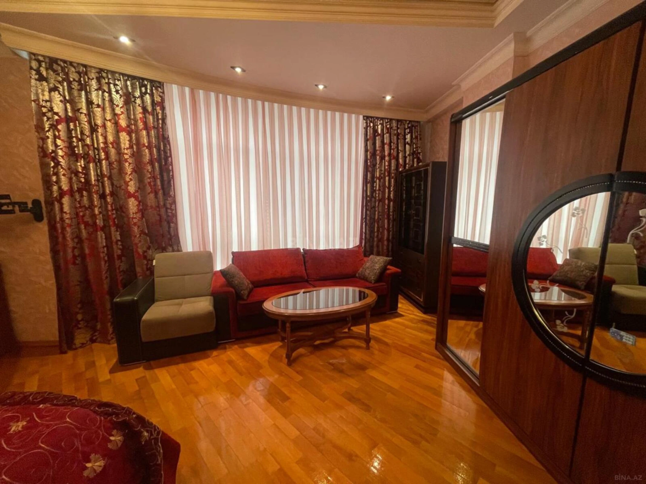 Kirayə verilir 4 otaqlı mənzil 163 m²
