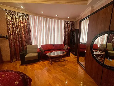 Kirayə verilir 4 otaqlı mənzil 163 m²