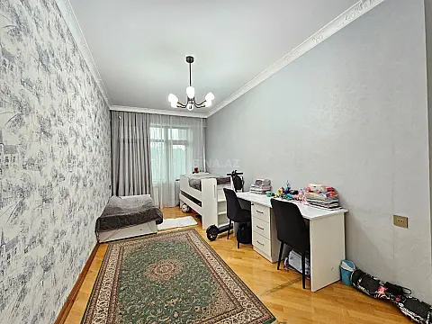 Satılır 4 otaqlı mənzil 135 m²