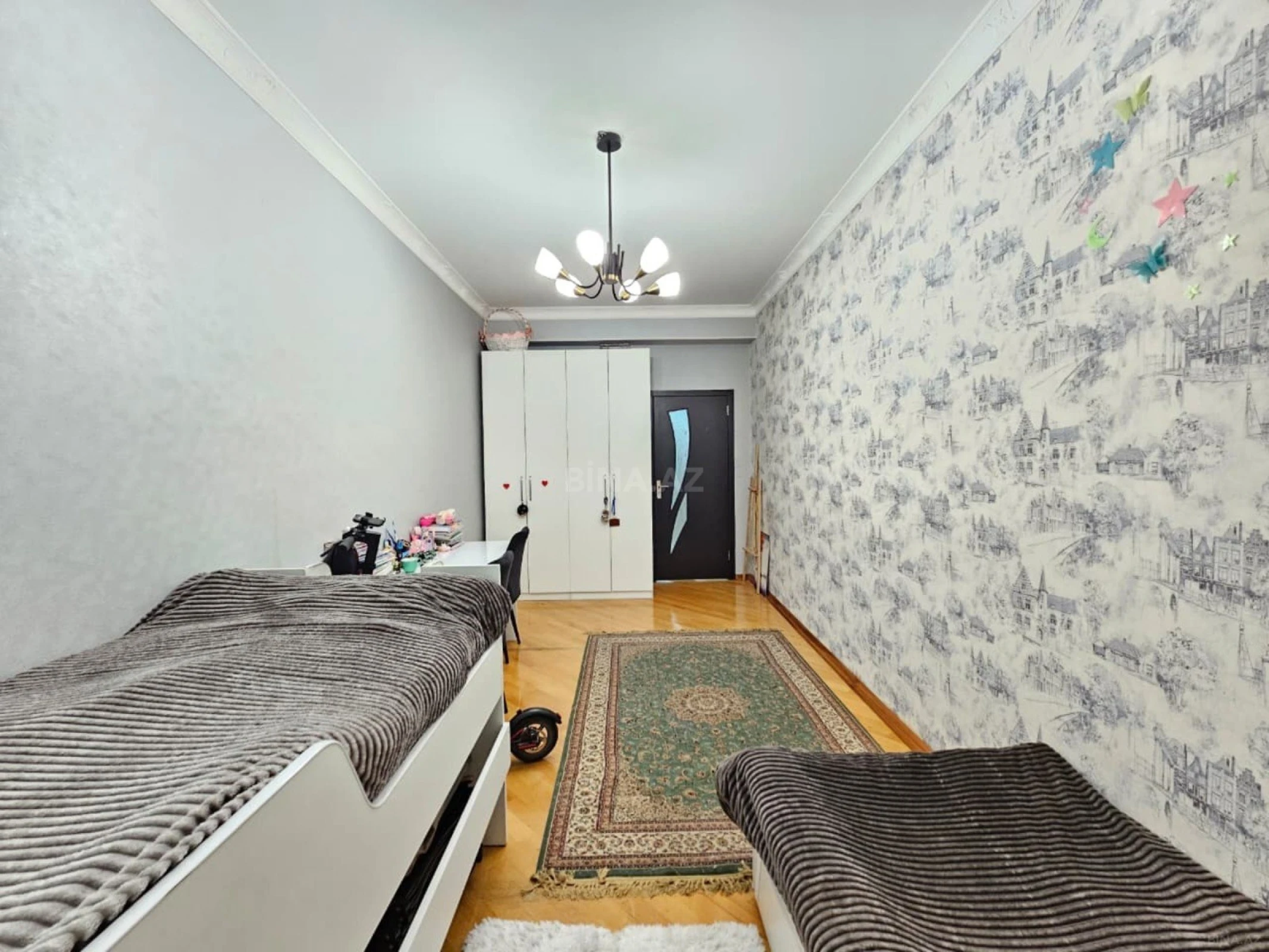 Satılır 4 otaqlı mənzil 135 m²