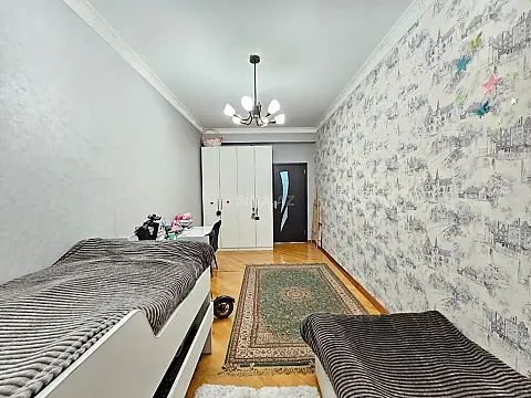 Satılır 4 otaqlı mənzil 135 m²
