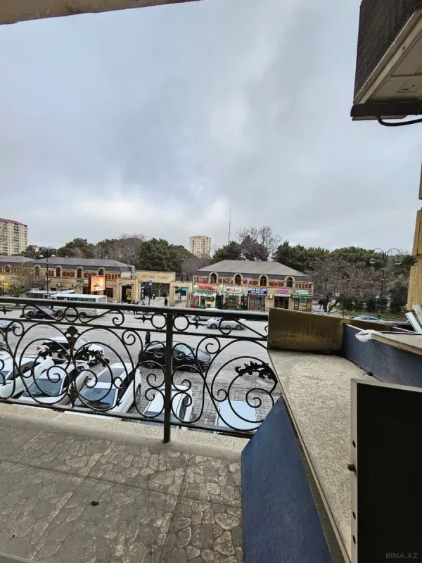 Satılır 4 otaqlı mənzil 135 m²