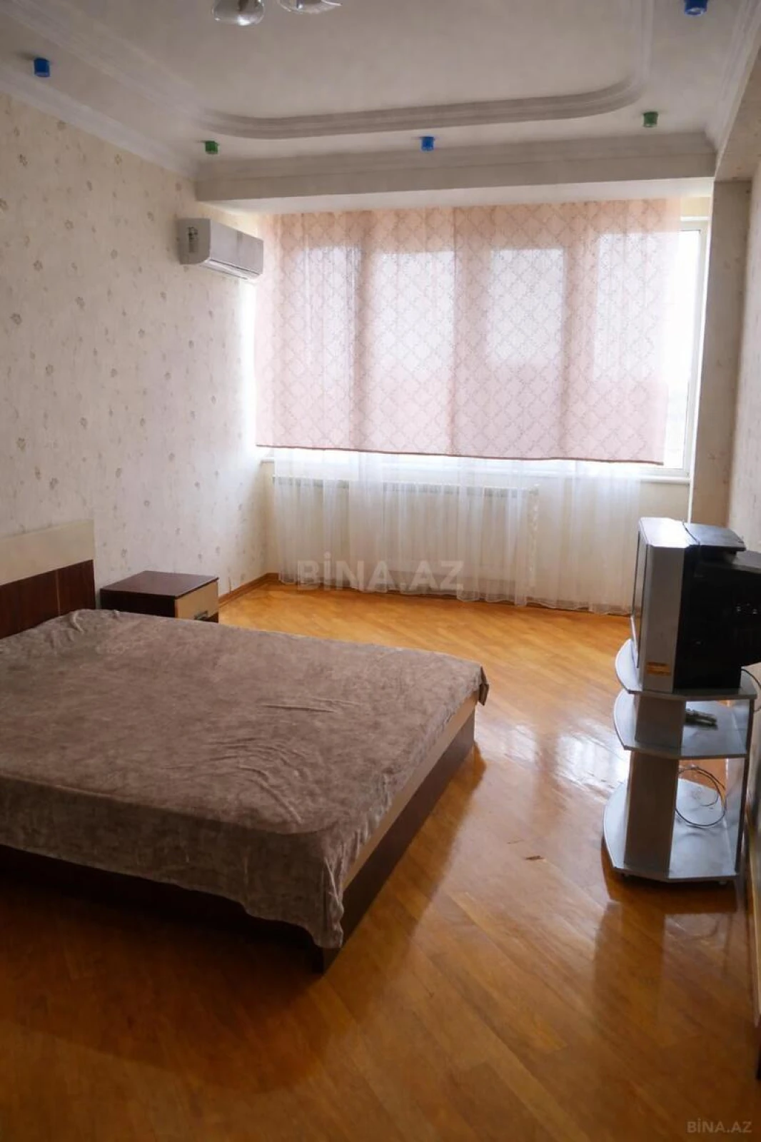Satılır 4 otaqlı mənzil 145 m²