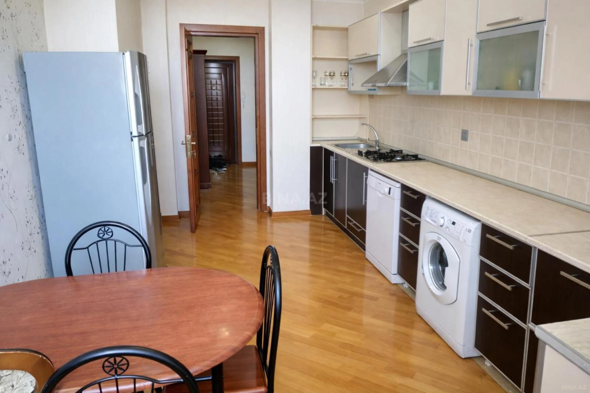 Satılır 4 otaqlı mənzil 145 m²