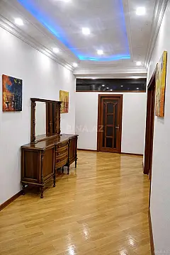 Satılır 4 otaqlı mənzil 145 m²