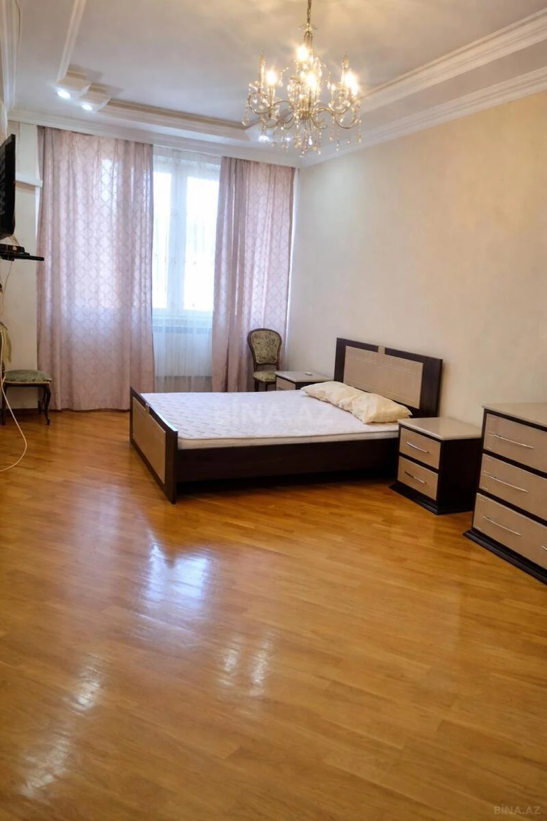 Satılır 4 otaqlı mənzil 145 m²