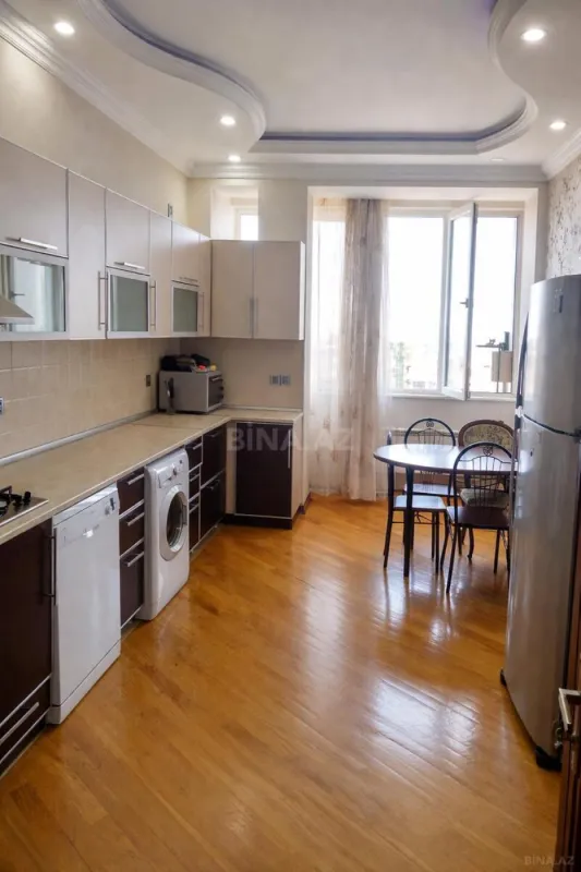 Satılır 4 otaqlı mənzil 145 m²