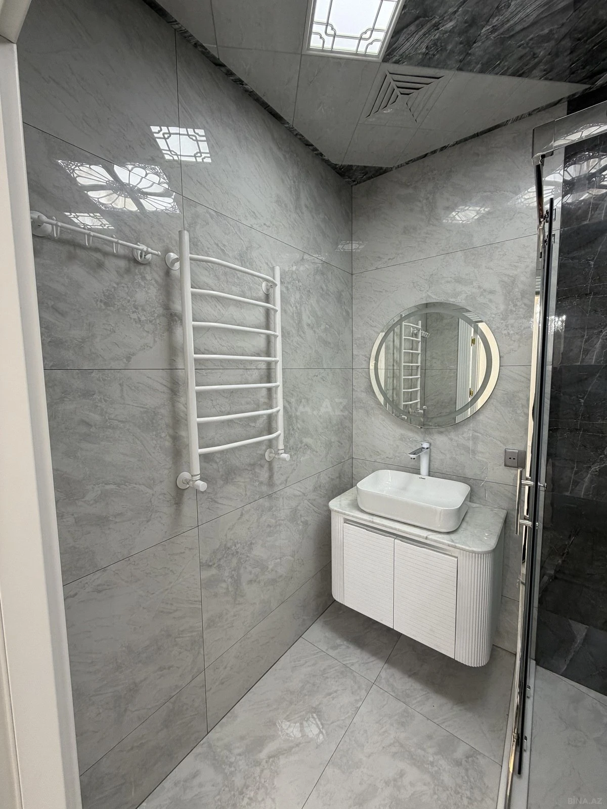 Satılır 2 otaqlı mənzil 77 m²