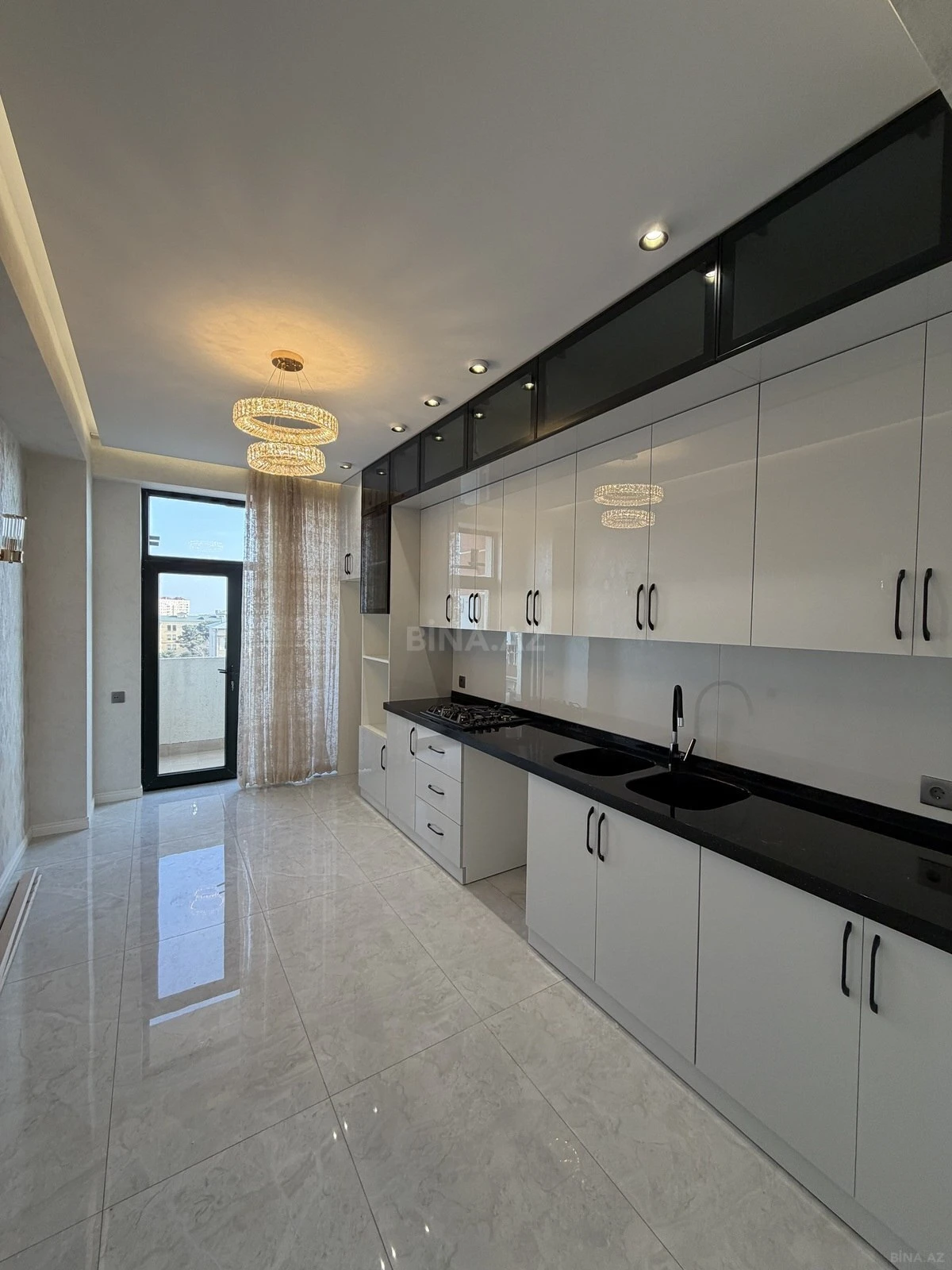 Satılır 2 otaqlı mənzil 77 m²