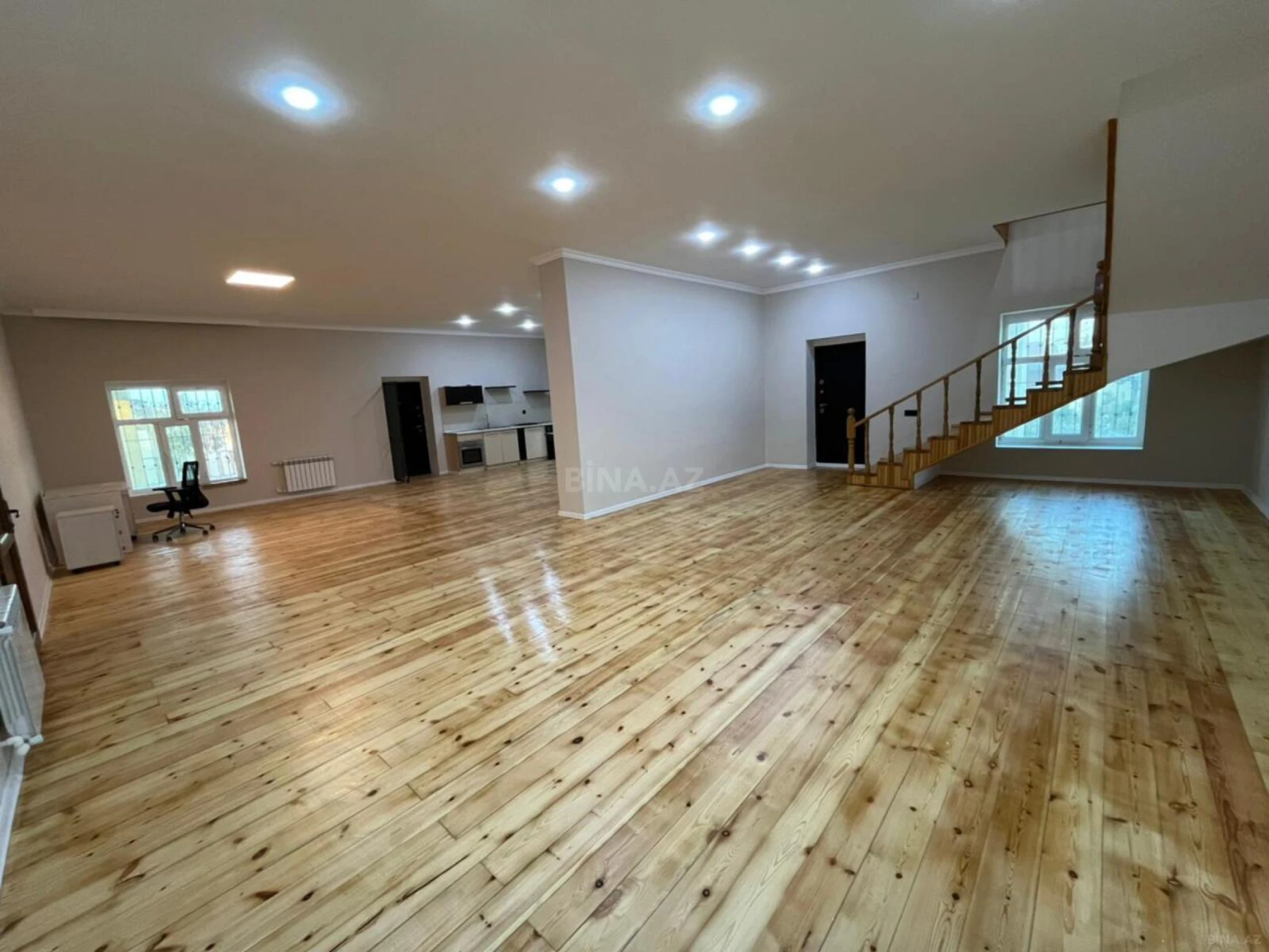 Satılır 5 otaqlı həyət evi 240 m²