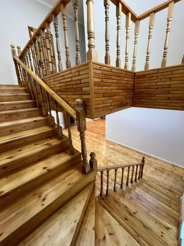 Satılır 5 otaqlı həyət evi 240 m²