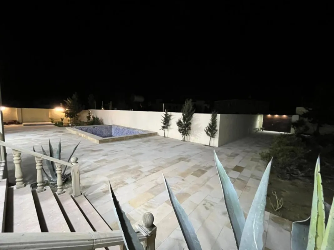 Satılır 5 otaqlı həyət evi 240 m²