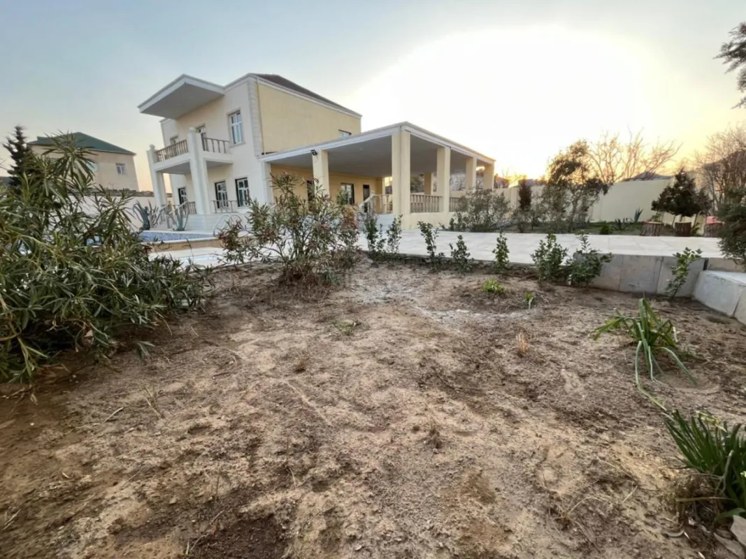 Satılır 5 otaqlı həyət evi 240 m²