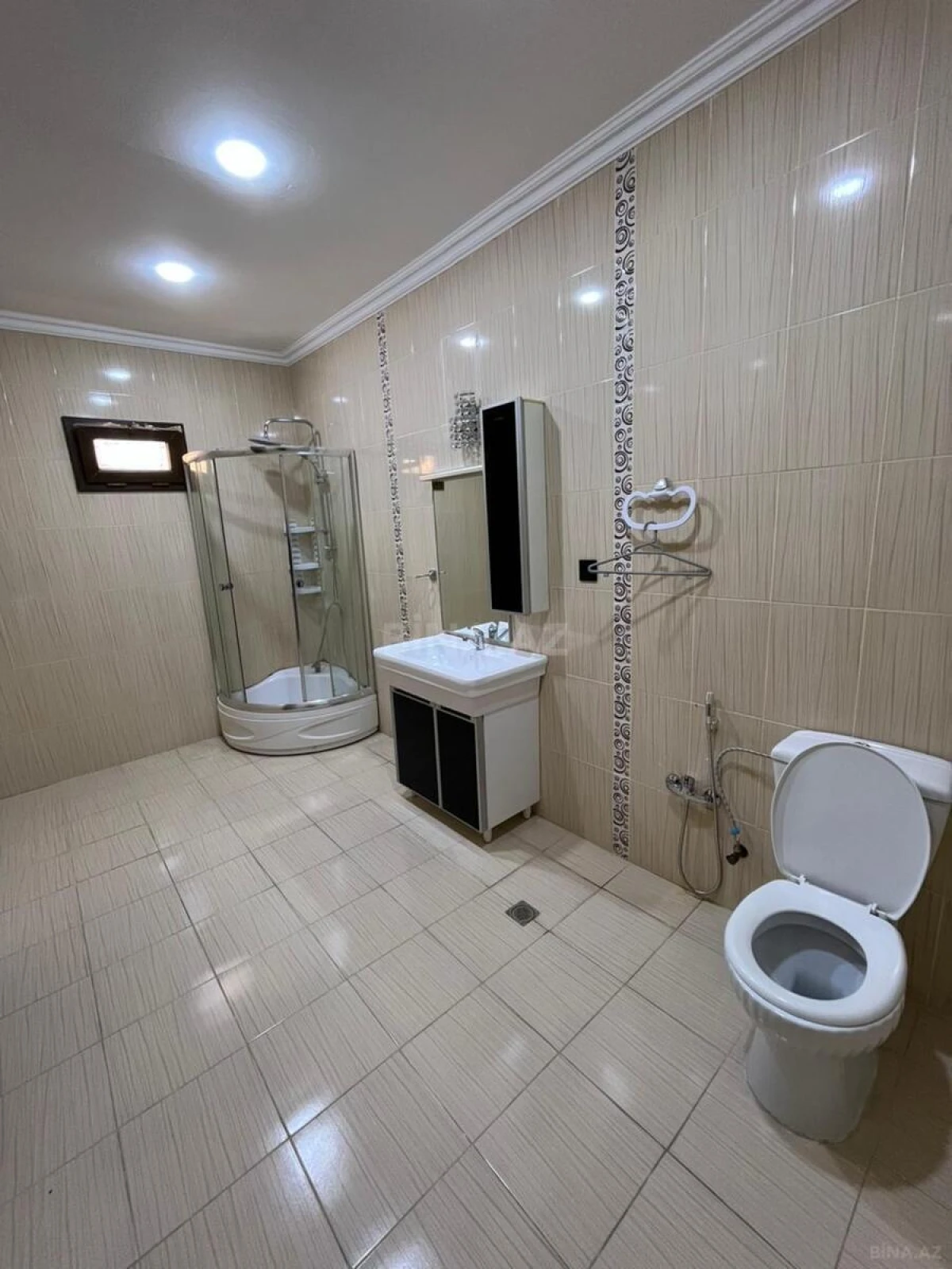 Satılır 5 otaqlı həyət evi 240 m²